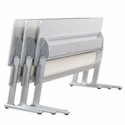 Mặt sau bàn gấp có bánh xe