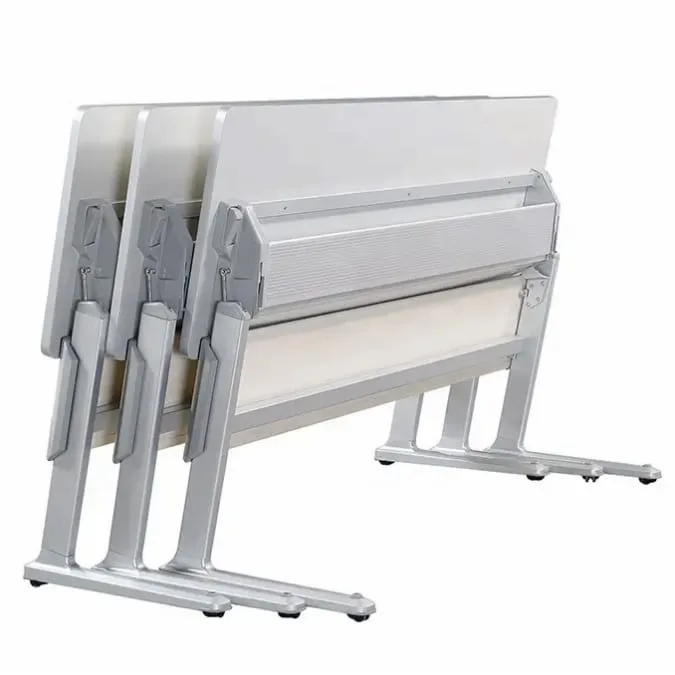 Mặt sau bàn gấp có bánh xe