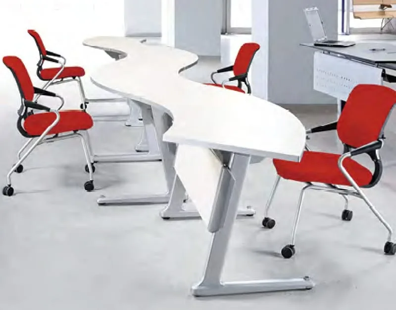 Bàn được xếp trong một phòng đào tạo