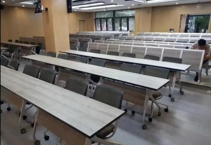 Bàn khi dùng với ghế trong một phòng training