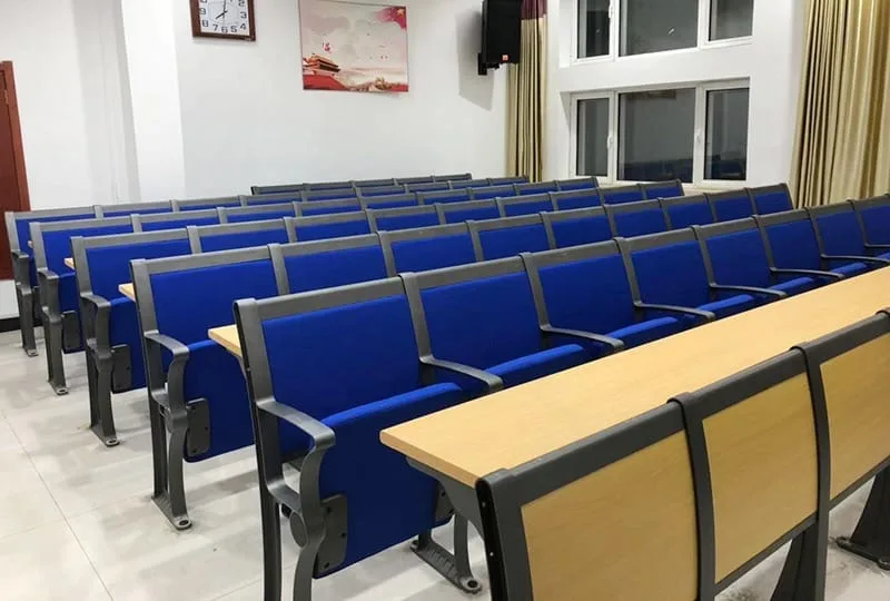 Ghế với hàng đầu tiên có bàn phụ